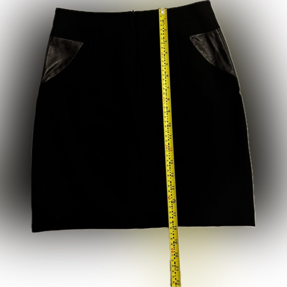 NWOT Danier leather black skirt with leather detail. - Picture 5 of 9